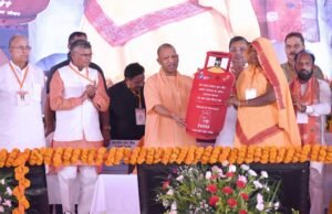 मुख्यमंत्री योगी ने मैनपुरी में लाभार्थियों को वितरित किए चेक, स्वीकृति पत्र व टूलकिट
