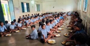 भैरमगढ़ में सामाजिक सहभागिता की अनूठी पहल, पीएम पोषण योजना के तहत बच्चों को मिला पौष्टिक और स्वादिष्ट भोजन