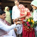 मुख्यमंत्री डॉ. यादव ने जनजातीय परिवार के घर किया भोजन