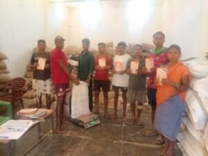 नारायणपुर जिला प्रशासन की अनूठी पहल- दुर्गम वनांचल गांवों तक ट्रैक्टर से पहुंचाया गया