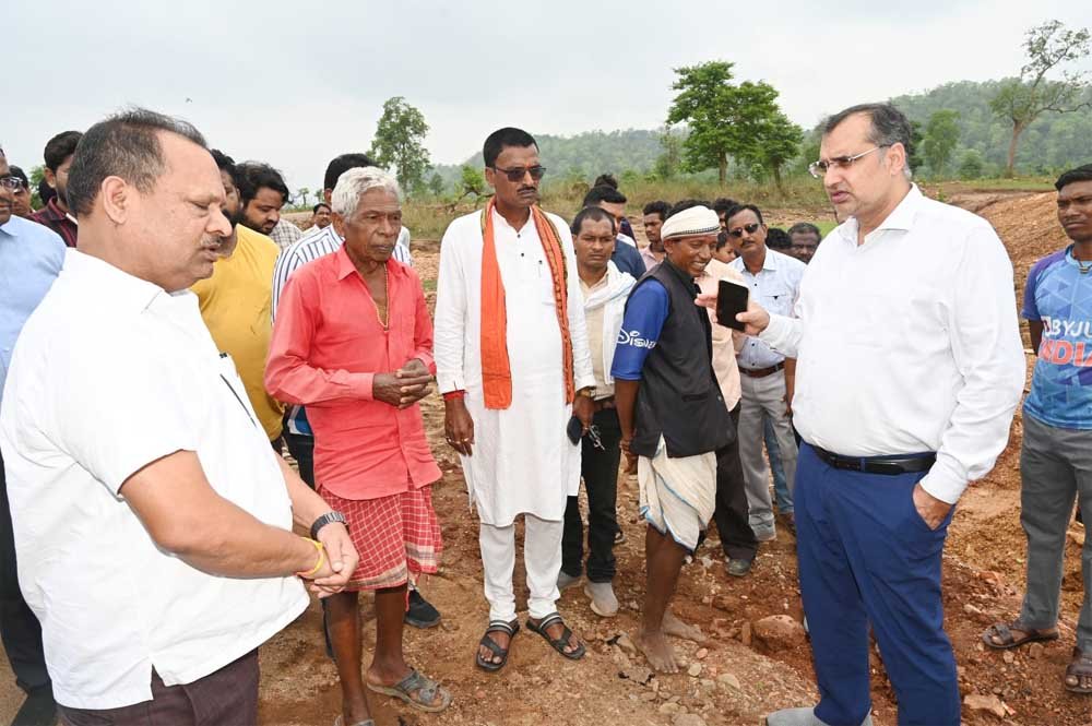 निर्माण कार्यों में मॉनीटरिंग और गुणवत्ता सुनिश्चित कराने में लापरवाही पर सहायक अभियंता और उप अभियंता को तत्काल निलंबित करने के निर्देश