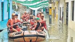 सीएम योगी के निर्देशों के अनुपालन में रामघाट पर बाढ़ राहत का चल रहा था प्रशिक्षण, युवक को डूबता देख तत्काल मोर्चा संभाला
