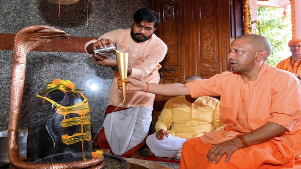 रुद्राभिषेक कर सीएम योगी ने की लोक मंगल की कामना