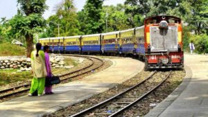 हिमाचल में भारी बारिश का असर! कांगड़ा घाटी रेल सेवा फिर बंद, पठानकोट की 4 ट्रेनें रद्द