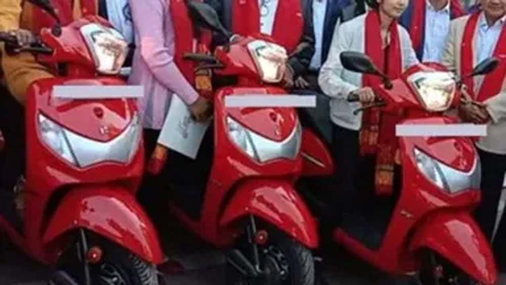 यूपी में 50 हजार मेधावी छात्राओं को मिलेगी मुफ्त स्कूटी, टॉप 5% छात्राओं की तैयार हो रही सूची