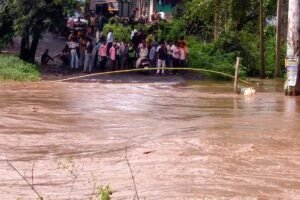 अनूपपुर में भारी बारिश से गिजरी नाला उफना, शहडोल-अमरकंटक मार्ग 12 घंटे से बंद