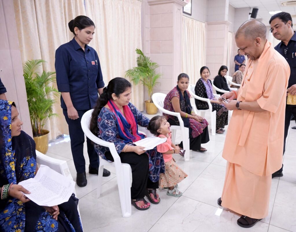 सीएम योगी और बच्ची के बीच संवाद से खिलखिला उठे हॉल में मौजूद लोग, सभी ने सीएम के वात्सल्य की प्रशंसा की