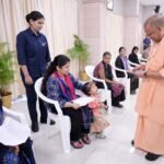 सीएम योगी और बच्ची के बीच संवाद से खिलखिला उठे हॉल में मौजूद लोग, सभी ने सीएम के वात्सल्य की प्रशंसा की