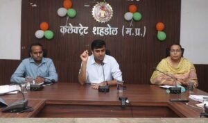 कलेक्टर ने स्कूलों में नामांकन, आधार अपडेशन तथा सायकल वितरण की समीक्षा की