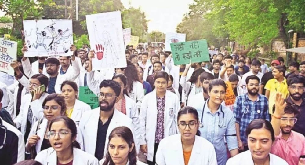 MP के 13 सरकारी मेडिकल कॉलेजों में MBBS इंटर्न्स की हड़ताल, 3,600 प्रशिक्षु डॉक्टरों ने काम किया बंद