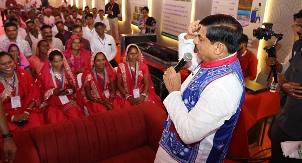 सीएम डॉ. यादव ने कृषि सखियों से किया संवाद, किसान महिलाओं ने बताया कैसे बढ़ी उनकी आय