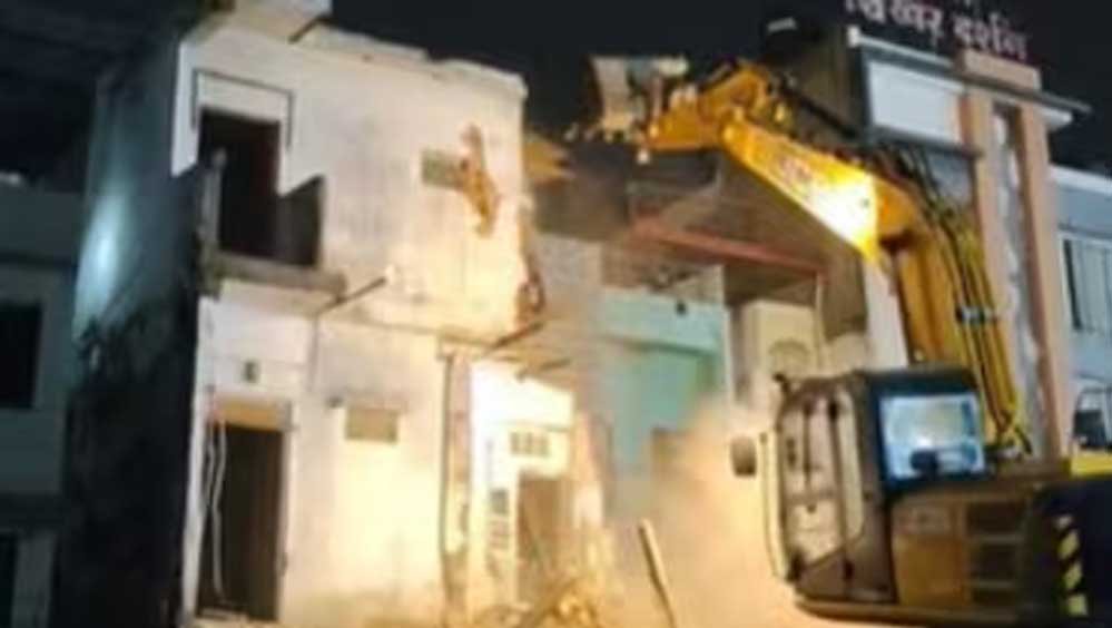 महाकाल मंदिर के सामने गरजा बुलडोजर, 65 साल पुराना परचुरे भवन 60 मिनट में जमींदोज; जानें वजह