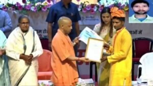 यूपी में 12वीं टॉपर रजनीश यादव पर बड़ी कार्रवाई! फर्जी दस्तावेजों के आरोप में डिग्रियां रद्द, ₹1 लाख और टैबलेट की होगी वसूली