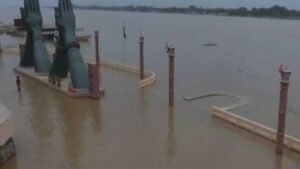 वाराणसी में गंगा का विकराल रूप, अस्सी से नमो घाट तक 84 घाट जलमग्न; बाढ़ को लेकर अलर्ट