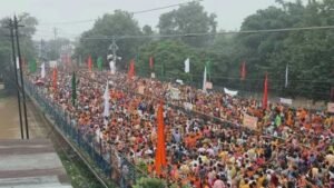 सीवन घाट पर एंट्री रोकी, श्रद्धालुओं की भारी भीड़: सीहोर में 11 किमी लंबी कांवड़ यात्रा शुरू