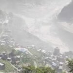 पहाड़ों से उठा धुएं का गुबार, फिर आया महाप्रलय; नेपाल में बाढ़ के 4 खौफनाक VIDEO