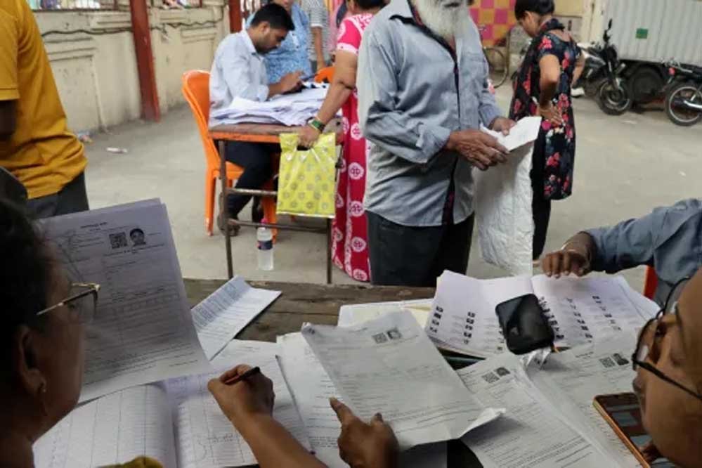 पंजाब में 1.46 लाख लोगों को SIR नोटिस, नाम जुड़वाने कैंपों में उमड़ी भीड़; पहले रखें ये दस्तावेज