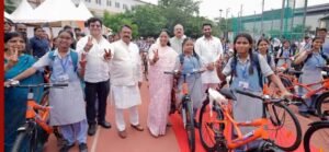दिल्ली में 1.40 लाख छात्राओं को मिलेंगी मुफ्त साइकिल, विद्या वाहिनी योजना शुरू