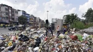 हरियाणा में सफाई कर्मचारियों की हड़ताल से सात शहरों में कूड़े का संकट गहराया