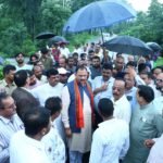 बड़ा बाजार-बरतुंगा मार्ग बंद होने से मचा हड़कंप, 5 किमी झाड़ियों में पैदल उतरे मंत्री