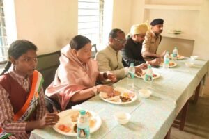 सिंगरौली में स्वतंत्रता दिवस पर बच्चों संग बैठीं राज्यमंत्री राधा सिंह, विशेष मध्यान्ह भोज का आयोजन