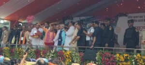 मेरठ में योगी ने कांवड़ियों पर की पुष्पवर्षा, ड्रोन उड़ाता युवक पकड़ा