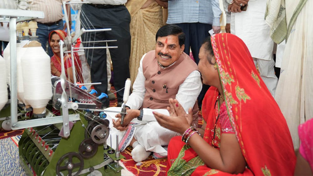 हाथकरघा क्षेत्र को प्रोत्साहन, पारंपरिक कला को संरक्षित करने तथा महिलाओं को रोजगार के अवसर उपलब्धर करवाने की दिशा में महत्वपूर्ण पहल : मुख्यमंत्री डॉ. यादव