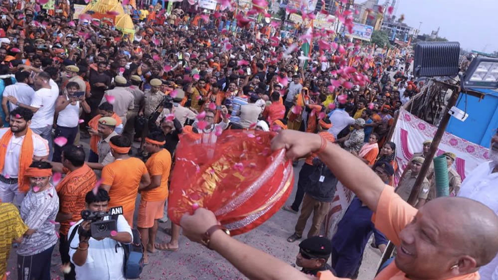 भोलेनाथ के भक्तों पर सीएम योगी ने की श्रद्धा की पुष्पवर्षा