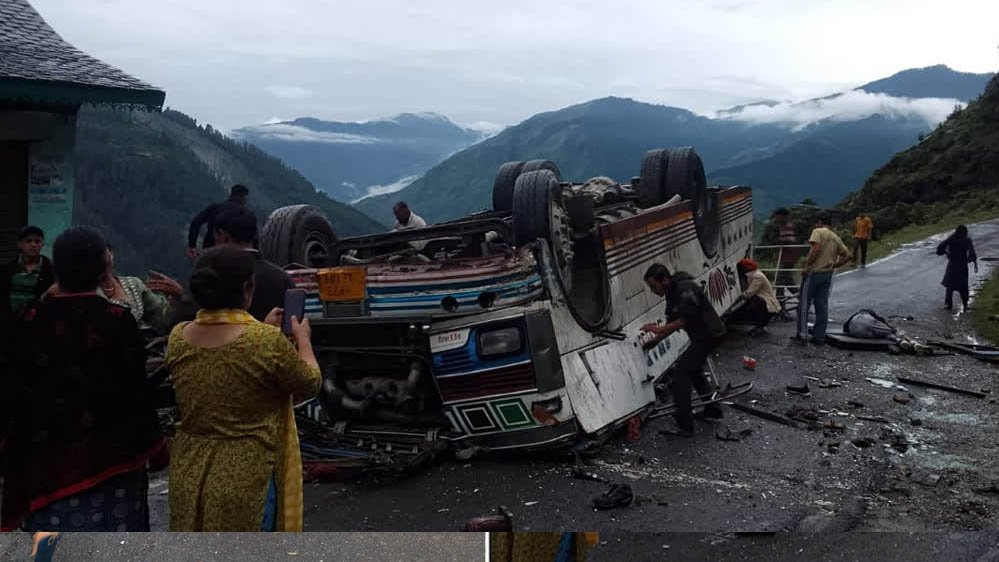 हिमाचल के चंबा में दर्दनाक हादसा, पहाड़ी से सड़क पर गिरी बस; 7 लोगों की मौत, कई घायल
