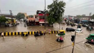 दिल्ली में बारिश ने तोड़ा 15 साल का रिकॉर्ड, 7 डिग्री गिरा पारा; गुरुग्राम में आज रेड अलर्ट