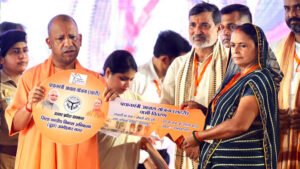 सीएम योगी ने विभिन्न योजनाओं के लाभार्थियों को चेक, प्रमाण पत्र और सांकेतिक चाबियां सौंपी