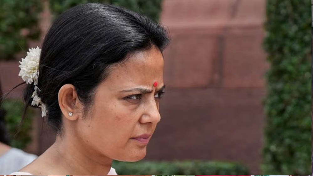 महुआ मोइत्रा विवाद: “अगर उन्हें कुछ हुआ तो सुप्रीम कोर्ट जिम्मेदार”, कॉकरोच ने जज को बताया ‘बड़बोला’