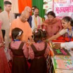 स्कूली बच्चियों ने मुख्यमंत्री को बांधी राखी, सीएम ने दिया उज्जवल भविष्य का आशीर्वाद