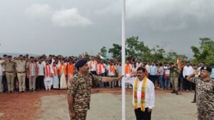कर्रेगुट्टा पर पहुंची बस्तर तिरंगा यात्रा, उप मुख्यमंत्री  विजय शर्मा ने फहराया तिरंगा