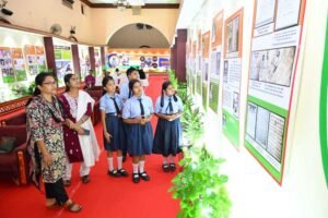 विद्यार्थियों ने देखी स्वतंत्रता संग्राम सेनानियों और ‘वंदे मातरम्’ पर आधारित छायाचित्र प्रदर्शनी
