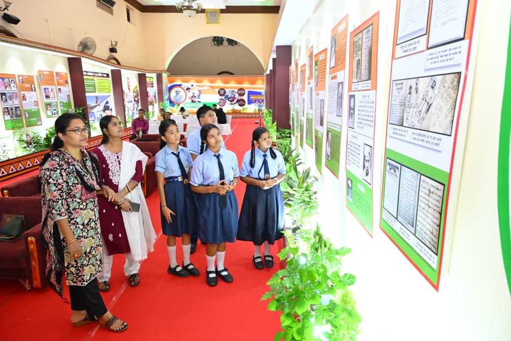 विद्यार्थियों ने देखी स्वतंत्रता संग्राम सेनानियों और ‘वंदे मातरम्’ पर आधारित छायाचित्र प्रदर्शनी