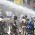 BPSC TRE 4: वाटर कैनन के बीच शैंपू लगाकर नहाने लगा छात्र, पथराव के बाद लाठीचार्ज