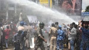 BPSC TRE 4: वाटर कैनन के बीच शैंपू लगाकर नहाने लगा छात्र, पथराव के बाद लाठीचार्ज