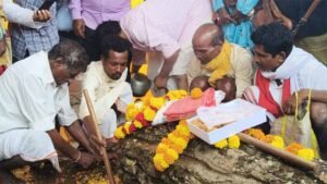 Bastar दशहरा की पहली रस्म शुरू, जंगल से साल की लकड़ी लाकर मां दंतेश्वरी को किया समर्पित
