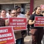 CG में बैंक अधिकारियों-कर्मचारियों का प्रदर्शन, ‘5 दिवसीय बैंक सप्ताह’ लागू करने की मांग