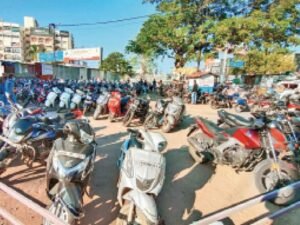 रायपुर स्टेशन पर RPF का बड़ा एक्शन, नो पार्किंग और अवैध वेंडरों पर कार्रवाई; 3800 लोग पकड़े गए