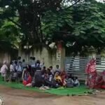 शिक्षकों की नियुक्ति की मांग को लेकर उतरे छात्र-पालक, युक्तियुक्तकरण पर भी उठाए सवाल