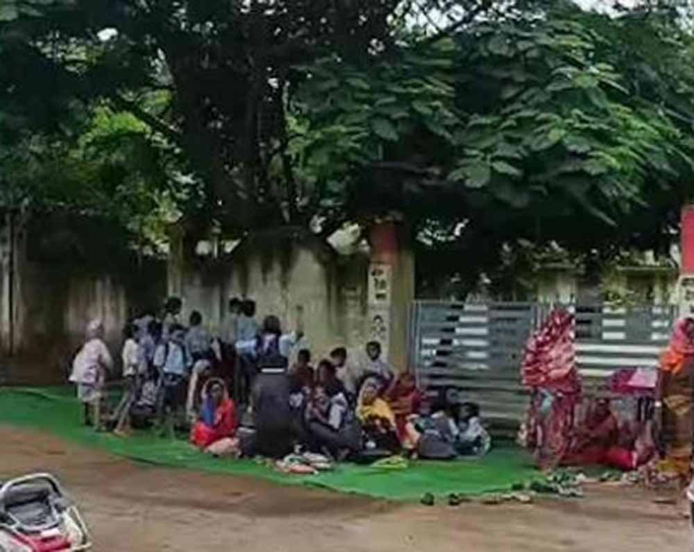 शिक्षकों की नियुक्ति की मांग को लेकर उतरे छात्र-पालक, युक्तियुक्तकरण पर भी उठाए सवाल