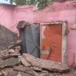 CG में जर्जर पंचायत भवन की छत गिरी, मलबे में दबे सरकारी दस्तावेज; सरपंच-सचिव बाल-बाल बचे