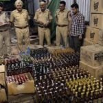 माकरदोना में आबकारी विभाग की दबिश, 50 लीटर महुआ शराब जब्त