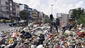 हरियाणा में सड़कों पर सड़ांध, हवा में धुआं; 14 दिन से थमी सफाई व्यवस्था