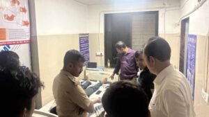 रीवा में 88 घंटे से भूखा बैठा था युवक, आधी रात कलेक्टर के आश्वासन पर टूटा गतिरोध