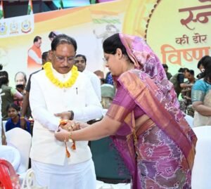 राखी बंधवाकर भावुक हुए मुख्यमंत्री  साय