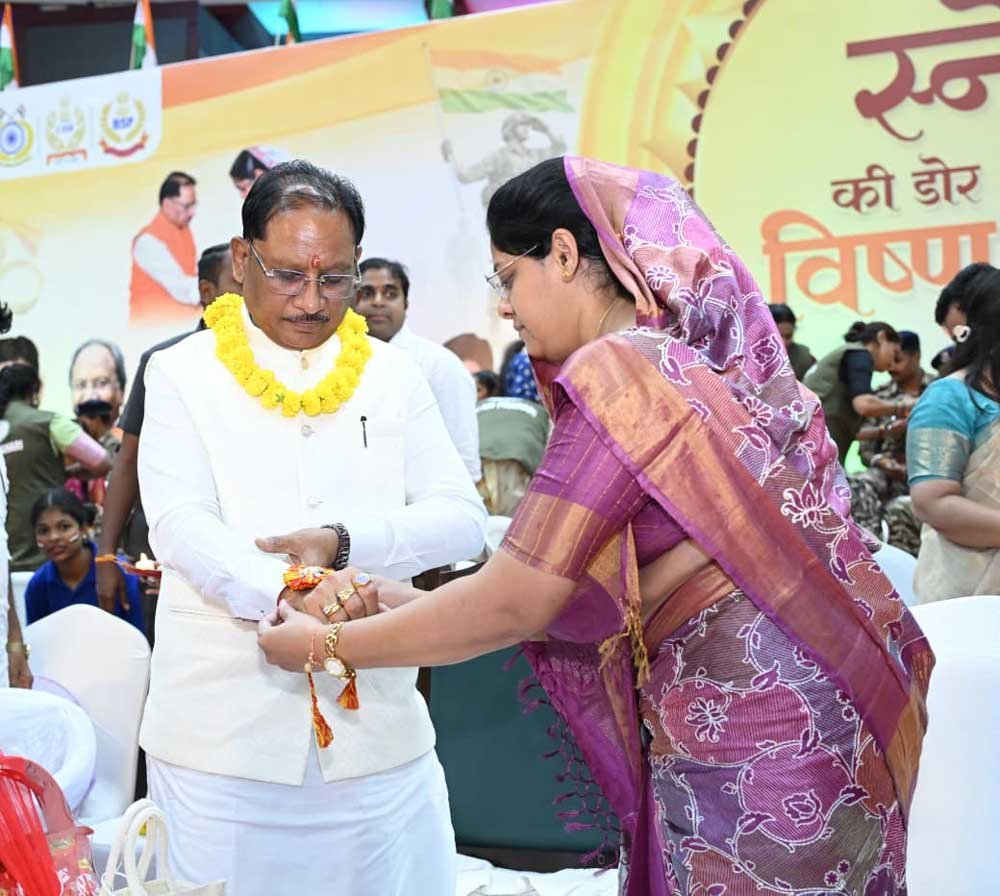 राखी बंधवाकर भावुक हुए मुख्यमंत्री  साय