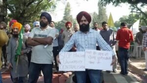 पंजाबी यूनिवर्सिटी में फीस बढ़ोतरी के खिलाफ छात्रों का धरना जारी, लिखित आदेश पर अड़े